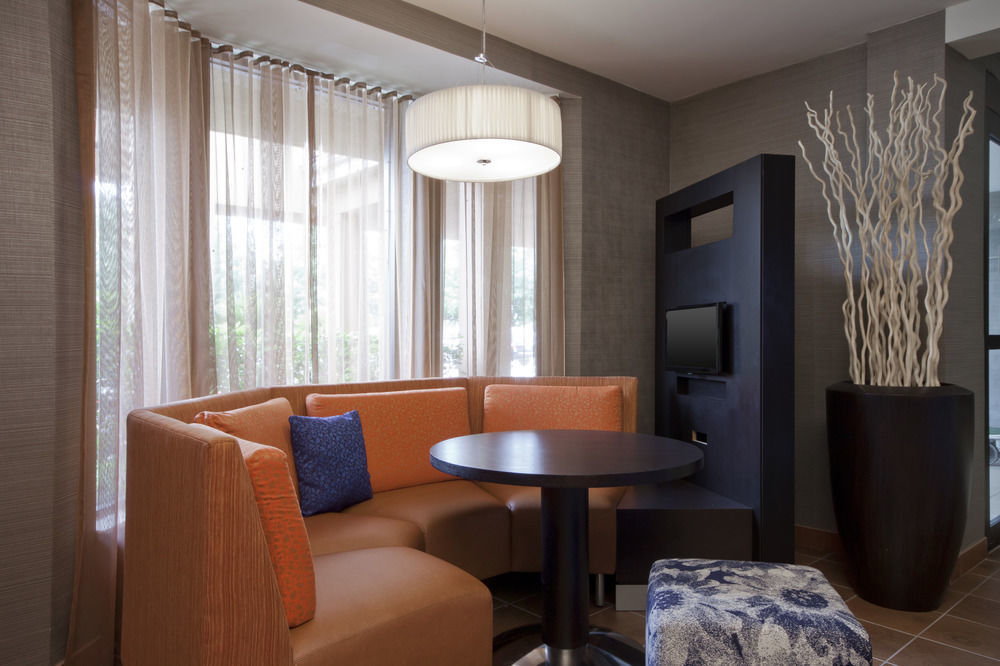 Courtyard Beaumont Hotel Екстериор снимка