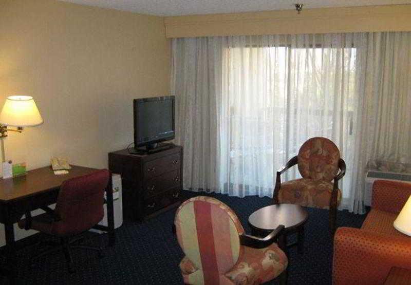 Courtyard Beaumont Hotel Екстериор снимка